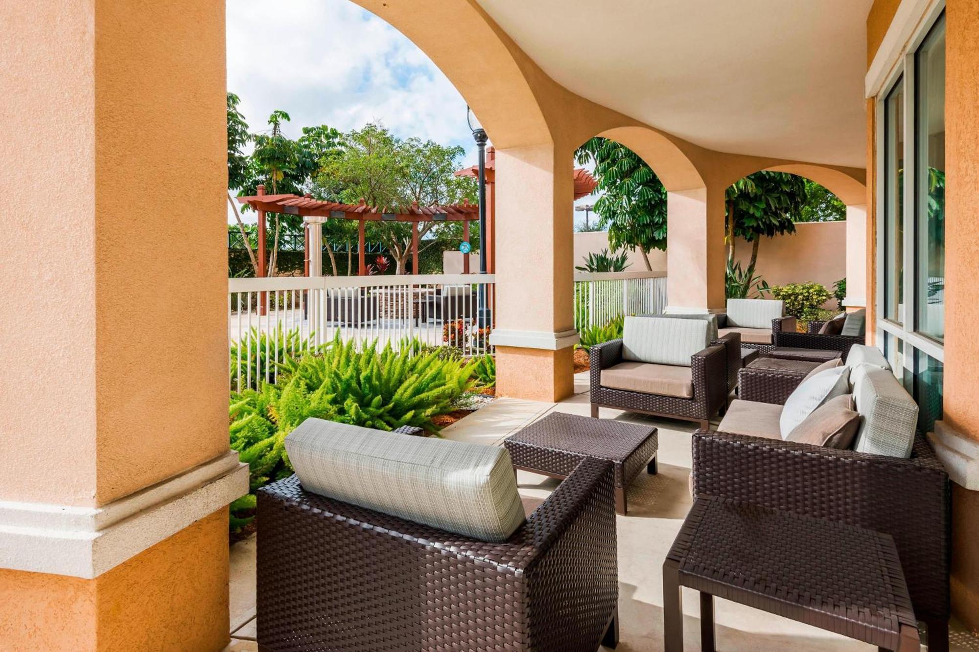 Courtyard Fort Myers At I-75 And Gulf Coast Town Center Estero Esterno foto